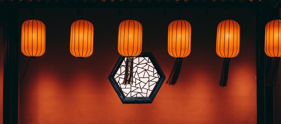 中国邮政EMS官网查询页面截图示意，深色界面显示单号输入框和物流轨迹节点列表，从国内集包到目的国妥投的完整时间轴